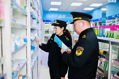 保障假期市场安全，他们用坚守诠释最美“敬业福”——记照相机及器材销售人员的默默奉献